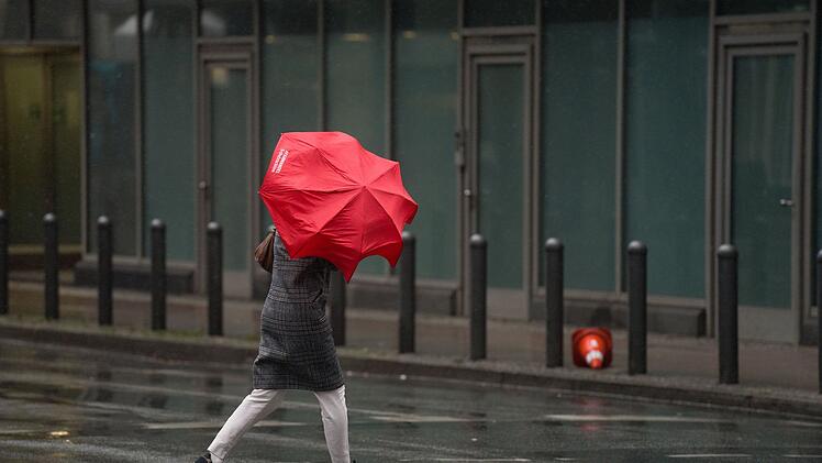 Regen und heftiger Wind in Frankfurt/Main