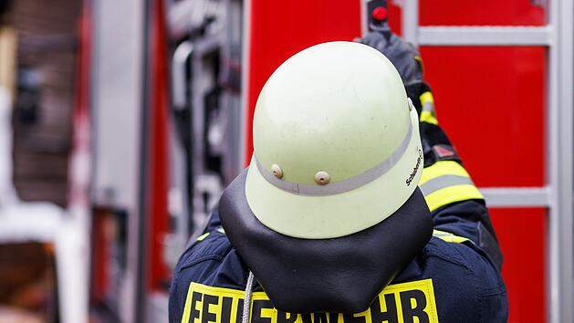 Strullendorf bei Bamberg: Radlader ger&auml;t bei Feldarbeiten in Brand
