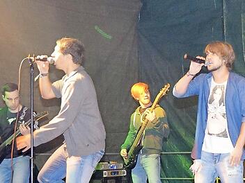 "Haard Boiled" aus ..., na klar Haard, hatte die nicht ganz einfache Aufgabe, das Konzert zu starten und gegen die lausigen Temperaturen anzuspielen. Das gelang sehr gut: Die Jungs heizten dem Publikum kräftig ein.