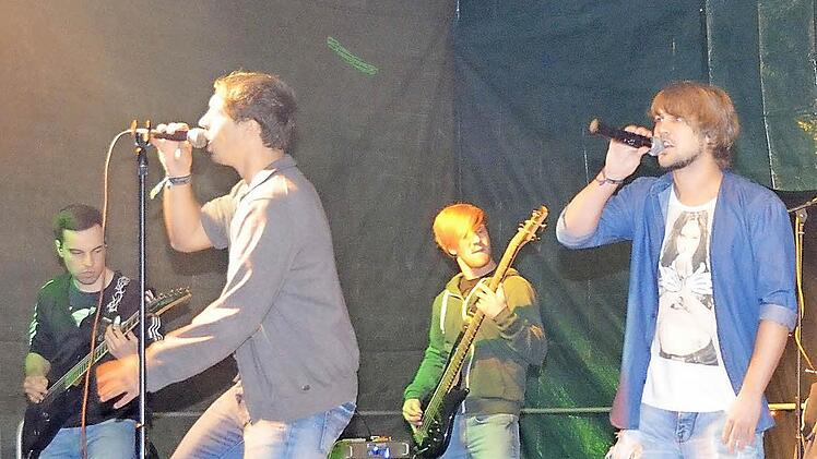 "Haard Boiled" aus ..., na klar Haard, hatte die nicht ganz einfache Aufgabe, das Konzert zu starten und gegen die lausigen Temperaturen anzuspielen. Das gelang sehr gut: Die Jungs heizten dem Publikum kräftig ein.