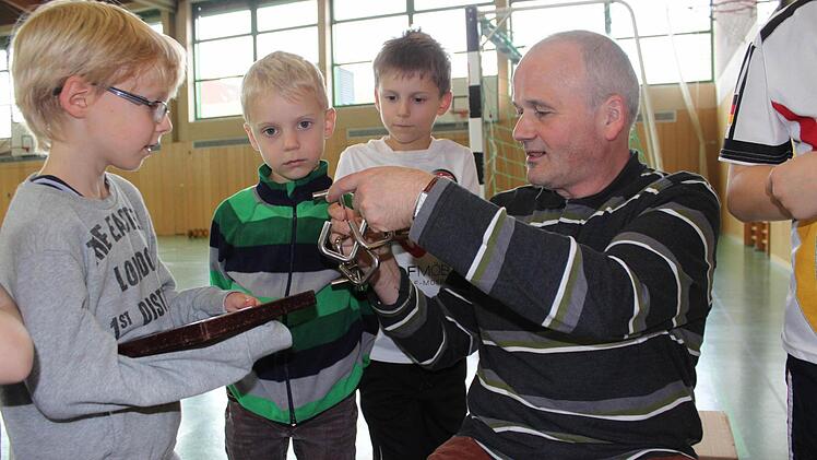 "Kannst Du uns zeigen wie`s geht?" Spieltrainer Michael Keim (rechts) muss sich oft zurückhalten, um die Lösung nicht gleich zu verraten.Foto: Katja Müller