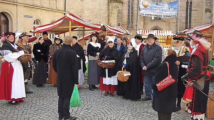 Am Samstag eröffnete Bürgermeister Wolfgang Beiergrößlein die Verkaufssaison des Bauernmarktes in der Oberen Stadt. Die in die Jahre gekommenen Stände werden demnächst umfassend restauriert. Fotos: Heike Schülein