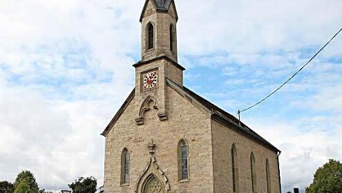 Die Kirche in Burghausen ist 140 Jahre alt. Foto: Heike Beudert