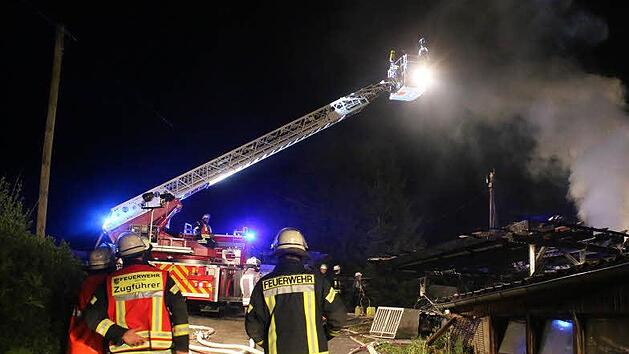 Die Maschinenhalle eines landwirtschaftlichen Anwesens in Oberzell war aus ungekl&auml;rter Ursache in Brand geraten.  Foto: Vetter
