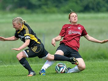 Im direkten Duell mit dem SV Hetzles (rote Trikots) zog der SC Adelsdorf mit 2:4 den Kürzeren. Weil der Konkurrent aber auf den Aufstieg verzichtet, könnten Spielführerin Verena Mönius und Co. unter Umständen noch in den Genuss der Bezirksliga kommen. Foto: Picturedreams