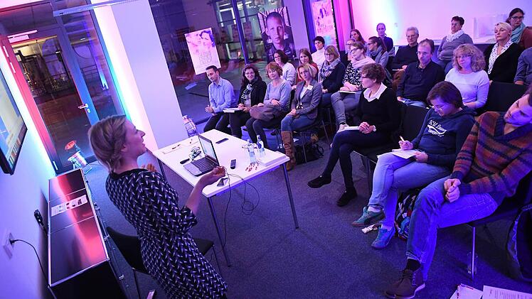 Projektredakteurin Isabelle Epplé erklärte die Neuheiten im Projekt. Foto: Ronald Rinklef