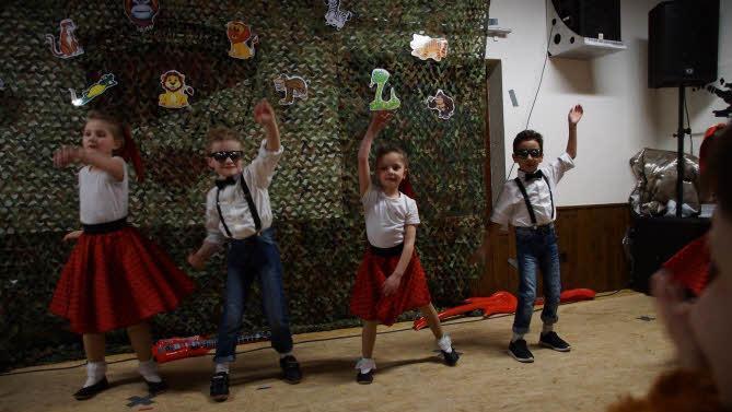 Die Bambini-Garde aus Maßbach zeigte einen fetzigen Rock' n'Roll. Foto: Anton Then
