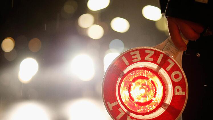 Ein 29-J&auml;hriger &uuml;berrollte in Bamberg ein Verkehrsschild und floh. Noch als die Polizisten vor Ort waren, kam er wieder und krachte in ein weiteres Schild.Symbolbild: J&ouml;rn Pollex/dpa