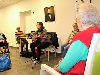 Daniela Wagner bietet im Bad Brückenauer Seniorenzentrum Waldenfels Musikunterricht für die Bewohner an.  Foto: Julia Raab
