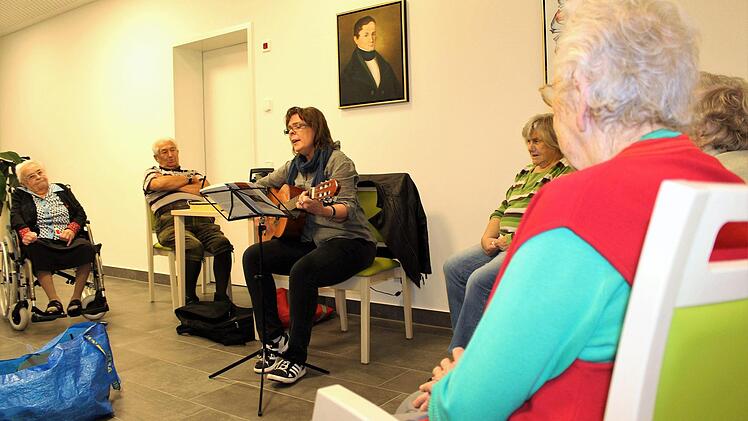Daniela Wagner bietet im Bad Brückenauer Seniorenzentrum Waldenfels Musikunterricht für die Bewohner an.  Foto: Julia Raab