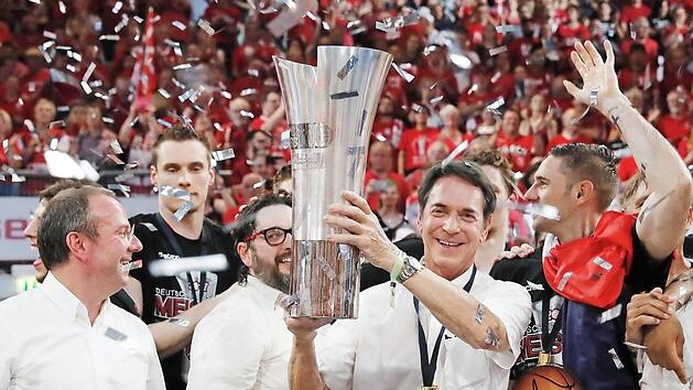 Brose-Chef Michael Stoschek (vorne) möchte am Ende der Saison auch weiterhin Meisterpokale nach oben recken wie in diesem Jahr.  Foto: Daniel Löb