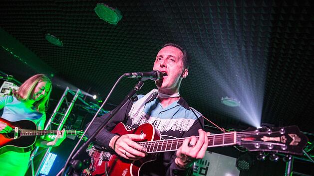 Der K&uuml;nstler Marcel Bontempi ist nicht nur mit Gitarre und Gesang und seinem unverwechselbaren 60s-Sound bekannt, sondern genie&szlig;t auch international einen guten Ruf als Grafiker. Unser Bild zeigt ihn auf der B&uuml;hne mit Ira Lee, seiner Lebenspartnerin. Fotos: Ren&eacute; Ruprecht
