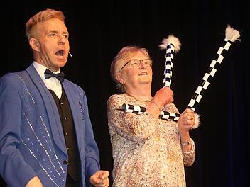 Zauberer  "Phantaro"  verblüffte sein Publikum. Wolfgang Desombre