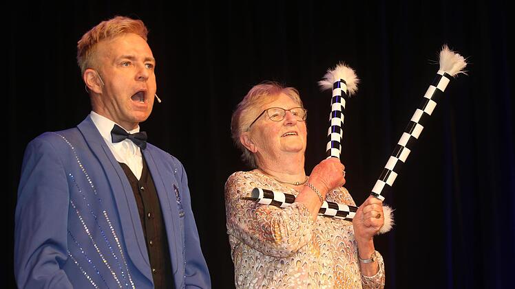 Zauberer  "Phantaro"  verblüffte sein Publikum. Wolfgang Desombre