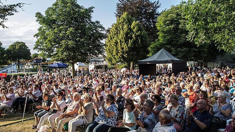 Riesigen Andrang verzeichnete das Open-Air-Konzert im Freibad Neustadt mit dem Orchester der Musikfreunde.Foto: Jochen Berger