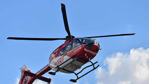 Der Notarzt flog mit dem Hubschrauber den Th&uuml;ngfelder Sportplatz an. Foto: Picturedreams