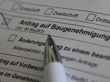 Der Marktgemeinderat Burkardroth hat sich in seiner jüngsten Sitzung wieder mit vielen Bauanträgen beschäftigt. Foto: Johannes Schlereth