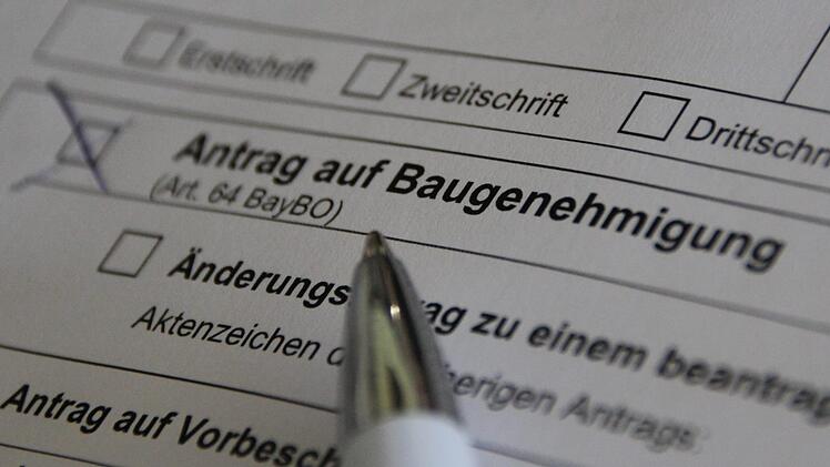 Der Marktgemeinderat Burkardroth hat sich in seiner jüngsten Sitzung wieder mit vielen Bauanträgen beschäftigt. Foto: Johannes Schlereth