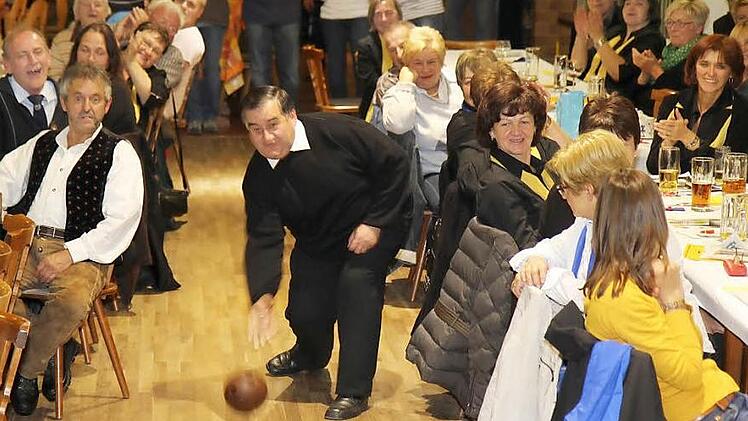 Pfarrer Friedmann machte auch beim Kegeln eine gute Figur. Alles Fotos: Michael Gründel