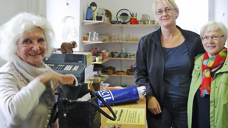 Marieluise Geyer steht im Kramladen an der Kasse. Fotos: Stephanie Elm