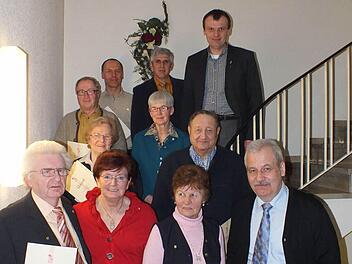 Die Geehrten und Gratulanten: Peter Knüttel, Hermelinde Dickas, Maria Redlingshöfer, Andreas Herbig (vorne v. l.), Anni Knüttel, Marga Trummer, Simon Hagen (Mitte v. l.), Kurt Redlingshöfer, Michael Welker, Lothar Bischof und Johann Scherbaum (hinten v. l.). Fotos: Manfred Welker