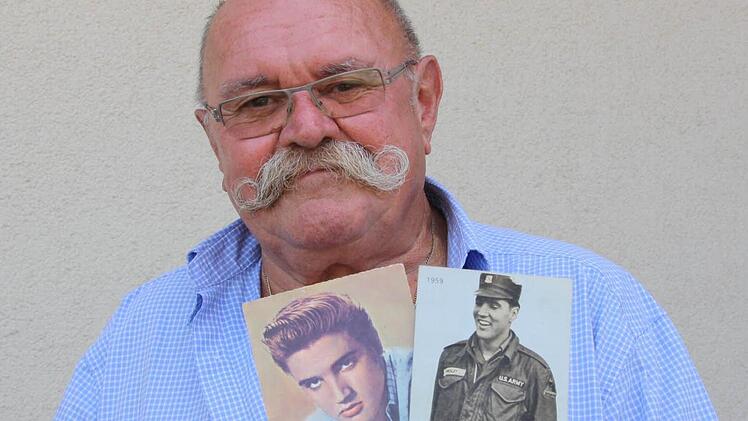 Hubert Schumm heute mit Autogrammen von Elvis....