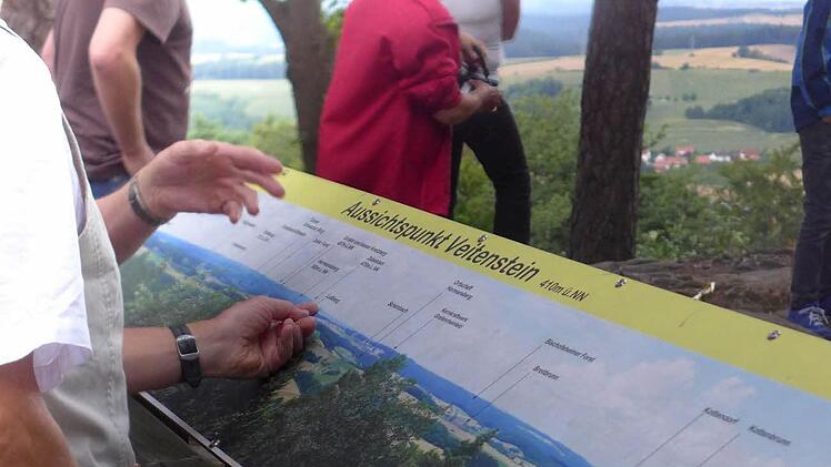 Viele wollen den Fernblick vom Veitenstein ins weite Frankenland genießen.Fotos: Sabine Meißner