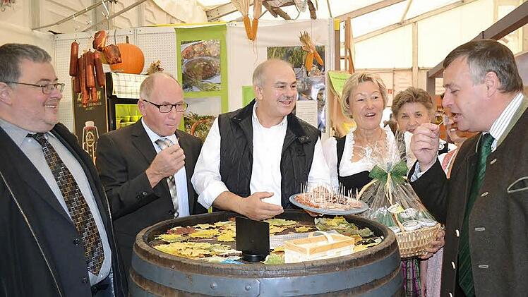 Zu Gast am Stand der Coburger Direktvermarkter (von links): Coburgs Dekan Christoph Liebst, Gerhard Ehrlich, Udo Bohl, Heidi Bauersachs, Hilde Scheler, Dagmar Hartleb und Walter Heidl. Foto: