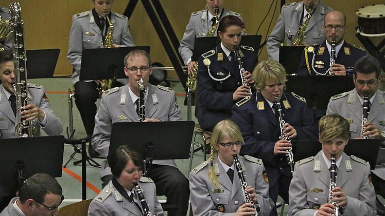 Das Ausbildungs-Musikkorps der Bundeswehr gab in der Erthalhalle ein Benefizkonzert.  Foto: Gerd Schaar