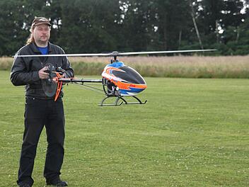Hubschrauberpilot Roy Schneider aus Burgkunstadt von der Segelfluggruppe "Kordigast" Burgkunstadt hatte im vergangenen Jahr mit dem widrigen Wind kaum Probleme. "Ein Hubschrauber liegt bei hoher Drehzahl satter in der Luft als ein Kunstflugzeug", erklärte er.  Foto: Stephan Stöckel