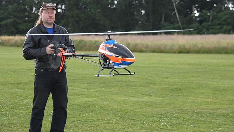 Hubschrauberpilot Roy Schneider aus Burgkunstadt von der Segelfluggruppe "Kordigast" Burgkunstadt hatte im vergangenen Jahr mit dem widrigen Wind kaum Probleme. "Ein Hubschrauber liegt bei hoher Drehzahl satter in der Luft als ein Kunstflugzeug", erklärte er.  Foto: Stephan Stöckel
