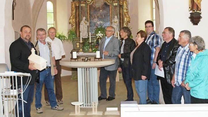 Architekt Johannes Morhard (links) erläuterte die Sanierungsarbeiten an der Bartholomäus-Kapelle, die zu der Auszeichnung führten. Fotos: Alfred Thieret