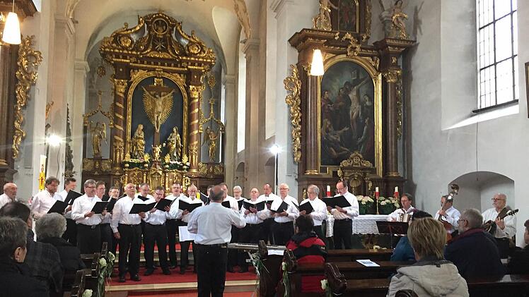 Der Chor aus Oberbach traf in der Klosterkirche Kreuzberg auf begeisterte Zuhörer. Foto: Regina Rinke