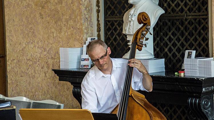 Impressionen vom Nachmittag des Coburger Theaterfestes: Dietmar Engels am KontrabassFoto: Jochen Berger