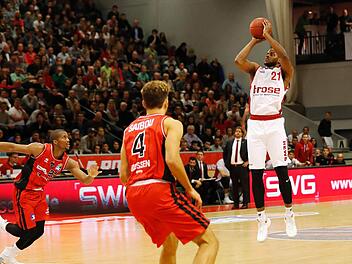 Darius Miller (hier beim Wurf) erzielte die letzten fünf Punkte für die Bamberger und sicherte den Sieg. Fotos: Daniel Löb