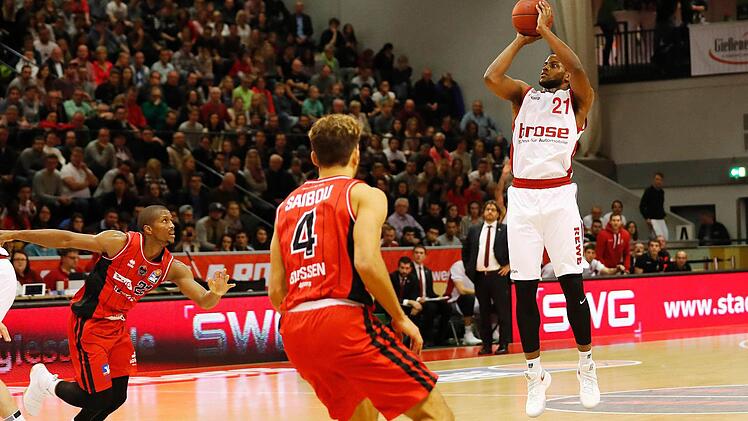 Darius Miller (hier beim Wurf) erzielte die letzten fünf Punkte für die Bamberger und sicherte den Sieg. Fotos: Daniel Löb