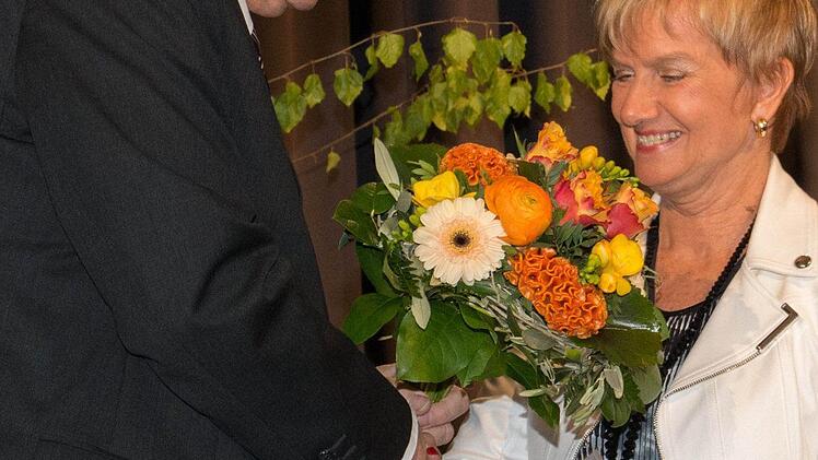 Aus der Hand von Gustav Eirich, dem Abteilungsdirektor der Schulen an der Regierung von Unterfranken, nahm Ulrike Brech die Ruhestandsurkunde entgegen. Foto: Ulrike Langer