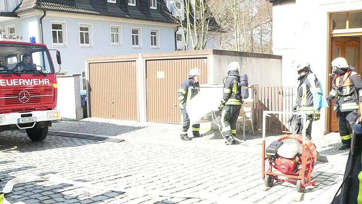 ...  als sie rausgebracht wurde. Fotos: Feuerwehr Kulmbach