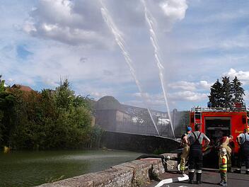 Mit Spritzen wälzt die Feuerwehr das Wasser um. Foto: Arkadius Guzy