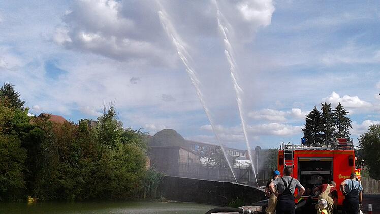 Mit Spritzen wälzt die Feuerwehr das Wasser um. Foto: Arkadius Guzy