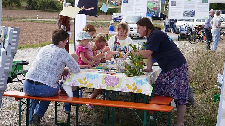 Die Geschäftsführerin des Flussparadies Franken,  Anne Schmitt (rechts), betreute einen Kreativstand, wo die Kinder Naturmaterialien aus dem Fluss, wie etwa Steine und Muschelschalen, phantasievoll bemalen und mit nach Hause nehmen konnten.Foto: Anton Reinhardt