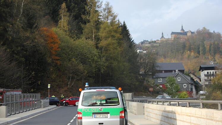 Die Bundesstraße 85 wurde etwa eineinhalb Stunden lang komplett gesperrt.   Foto: Andreas Schmitt