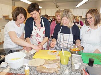 Silke Schaab (links) und Christiane Hückl (rechts) boten in der Schulküche der Bischofsheimer Hauswirtschaftsschule für die Frauengruppe des VLF eine Fortbildung zum Thema Fingerfood an. Mit im Bild: Carmen Schaab (2.v.l.), Gertrud Enders und Ilona Henke. Marion Eckert