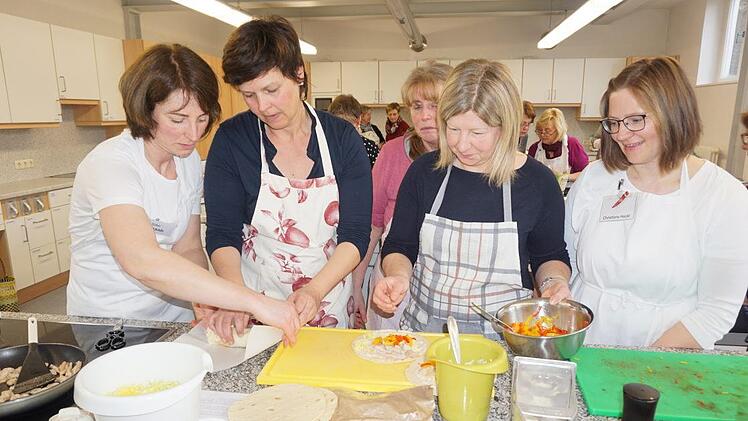 Silke Schaab (links) und Christiane Hückl (rechts) boten in der Schulküche der Bischofsheimer Hauswirtschaftsschule für die Frauengruppe des VLF eine Fortbildung zum Thema Fingerfood an. Mit im Bild: Carmen Schaab (2.v.l.), Gertrud Enders und Ilona Henke. Marion Eckert