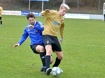 Mike Weiß (am Ball) und sein BSC Erlangen schafften es nicht, eine der Chancen gegen Tennenlohe zu verwandeln.  Foto: Picturedreams