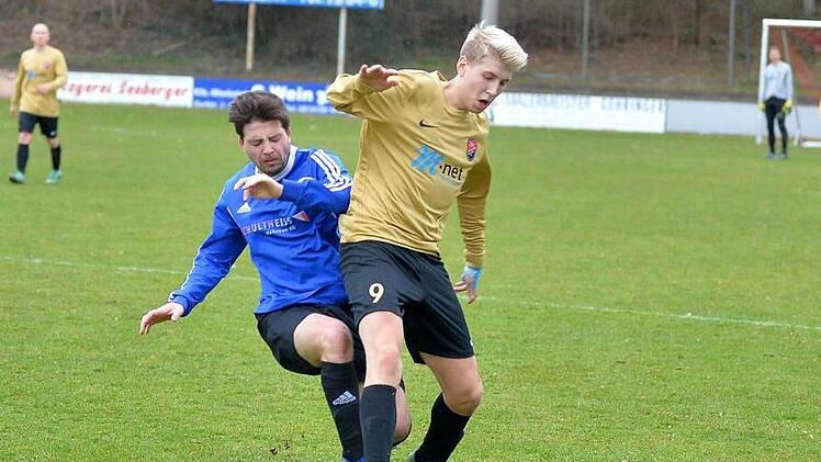 Mike Weiß (am Ball) und sein BSC Erlangen schafften es nicht, eine der Chancen gegen Tennenlohe zu verwandeln.  Foto: Picturedreams