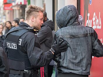 Der 38-Jährige randalierte betrunken in einem Drogeriemarkt des Nürnberger Hauptbahnhofs. Symbolfoto: Boris Roessler/dpa