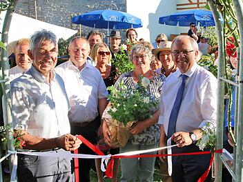 Regierungspräsident Dr. Eugen Ehmann (rechts) eröffnete in Maßbach   den "Tag der offenen Gartentür" in Unterfranken.  Links neben ihm Gartenbesitzerin Ruth Geyer, der Bad Kissinger Landrat  Thomas Bold, der Bezirksvorsitzende des Landesverbandes für Gartenbau und  Landespflege, Dr. Otto Hünnerkopf und der Maßbacher Bürgermeister Matthias  Klement beim Öffnen der Schleife, die symbolisch den Garten versperrte.  Foto: Dieter Britz