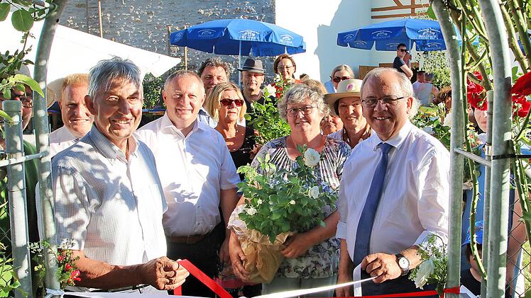 Regierungspräsident Dr. Eugen Ehmann (rechts) eröffnete in Maßbach   den "Tag der offenen Gartentür" in Unterfranken.  Links neben ihm Gartenbesitzerin Ruth Geyer, der Bad Kissinger Landrat  Thomas Bold, der Bezirksvorsitzende des Landesverbandes für Gartenbau und  Landespflege, Dr. Otto Hünnerkopf und der Maßbacher Bürgermeister Matthias  Klement beim Öffnen der Schleife, die symbolisch den Garten versperrte.  Foto: Dieter Britz