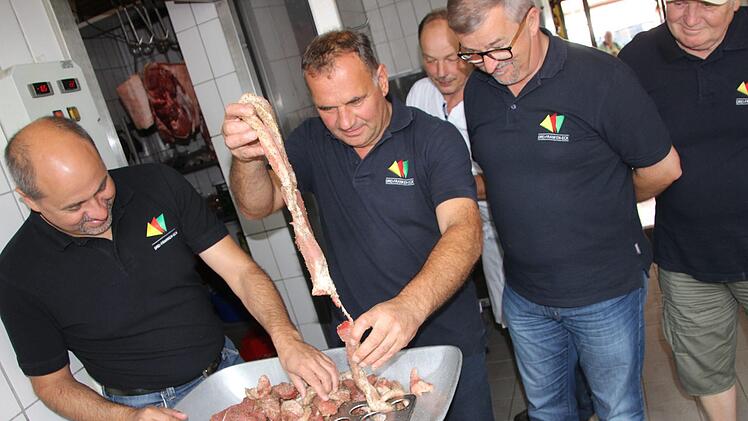 Durchdrehen auf die bestmögliche Art: Johannes Krapp, Armin Luther und Ernst Nickel füttern den Fleischwolf. Diana  Fuchs